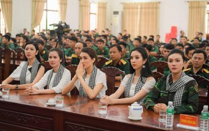 Á hậu Lệ Hằng, Thúy Vân, Thúy An tặng sách các chiến sĩ quân đội