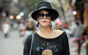 Ca sĩ Thu Phương mặc giản dị vẫn nổi bật trên đường phố Hà Nội
