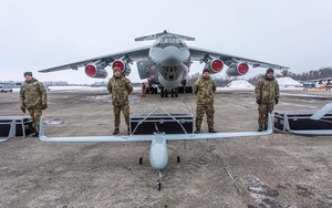 [ẢNH] Quân đội Ukraine nhận "quà Giáng sinh" siêu khủng từ Tổng thống Petro Poroshenko