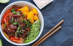 Poke: Kết quả mối tình hơi "ngang trái" của ẩm thực Mỹ và Nhật, lai lai giữa salad và sushi