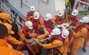 Vượt sóng lớn cứu 4 thuyền viên Philippines bị tai nạn lao động