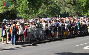 Sydney: Hàng trăm ngàn người xếp hàng lấy chỗ xem pháo hoa năm mới