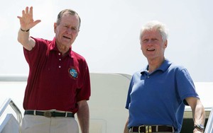 Cựu TT Clinton kể chuyện "ông nằm giường, tôi nằm sàn" trên chuyến bay đặc biệt với ông Bush "cha"