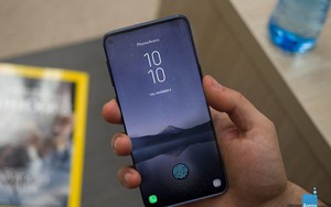 Galaxy S10+ sẽ có camera selfie kép, vì vậy một lỗ trên màn hình là không đủ