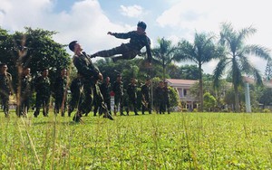 Bộ đội trinh sát khổ luyện