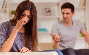 Xa nhau một năm ròng, đêm đầu tiên gặp lại, chồng đã hất tôi ra rồi giáng cho một bạt tai