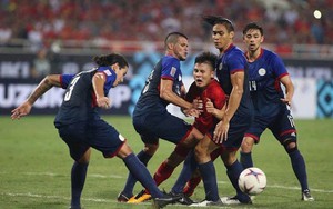 Một, hai... rồi bốn cầu thủ Philippines cũng chẳng ngăn được Quang Hải tỏa sáng