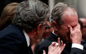 Hình ảnh nghẹn ngào: Vĩnh biệt cha, cựu TT Bush con không kìm được cảm xúc, khóc nức nở