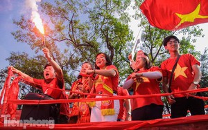 CĐV đốt pháo sáng, diễu hành trước trận Việt Nam - Philippines