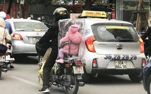 Hình ảnh cha chụp túi giữ ấm cho con trong ngày Hà Nội chuyển rét khiến nhiều người cay mắt