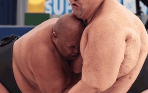 Không ngờ da thịt võ sĩ sumo chạm nhau lại "tàn khốc" thế này cơ đấy