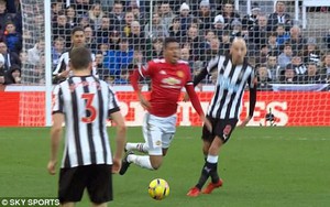 Vừa thua đau, Man United lại mất mặt khi dẫn đầu danh sách "ăn vạ"