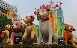 Cận cảnh "bầy chó lắc lư" cao 2m trên đường hoa Tết Sài Gòn