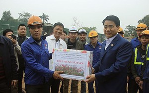 Chủ tịch Hà Nội tặng quà tết công nhân thi công cầu vượt An Dương