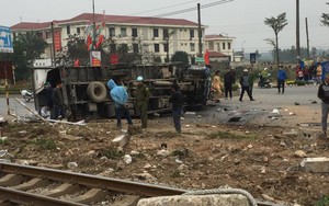 Va chạm với tàu hỏa trưa 28 Tết, tài xế xe tải ở Hưng Yên tử vong