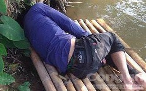 Người đàn ông bất tỉnh trên bè nứa trôi sông