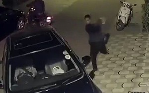 Video: Tên trộm ném thẳng viên gạch vào đầu đồng bọn