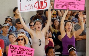 Người dân Mỹ phẫn nộ biểu tình sau vụ xả súng trường học ở Florida