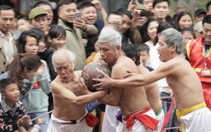 Các cụ già mình trần hào hứng tham gia hội vật cầu ở Hà Nội