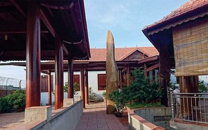Đường bê tông làm đến cổng biệt phủ gỗ của nguyên chủ tịch huyện thì tạm dừng vì "hết vốn"