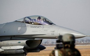 Máy bay F-16 Mỹ cháy động cơ, vứt thùng nhiên liệu xuống gần hồ Nhật Bản