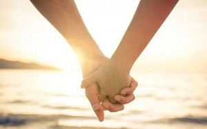 Cách nắm tay cho biết bạn là người như thế nào trong tình yêu