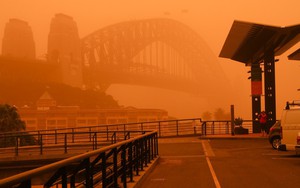 Cảnh tượng bão bụi dài 200km, nhuộm đỏ thị trấn nước Úc như trong phim viễn tưởng