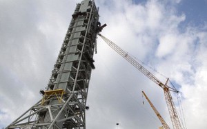 NASA bỏ 900 triệu USD để nâng cấp một tháp phóng tên lửa còn đang bị nghiêng, có thể chỉ để dùng một lần duy nhất