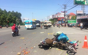 Vụ xe khách gây tai nạn: Xe máy đổ chồng lên nhau, một cô gái kẹt dưới gầm xe