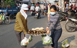 Người dân Sài Gòn đổ xô đi mua hàng nghìn con cá lóc nướng cúng vía Thần Tài