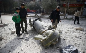 7 ngày qua ảnh: Dân Syria xem xác tên lửa rơi trên phố