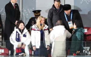 Hình ảnh "ái nữ" Tổng thống Trump ngồi sát Tướng tình báo Triều Tiên