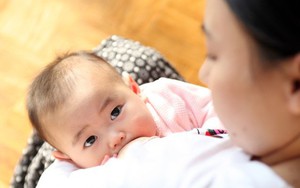 Ăn gì để đủ sữa cho con bú?