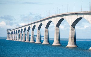 Thiết kế thông minh của cây cầu này có thể cắt băng thành những dải chữ nhật khổng lồ rộng 250m