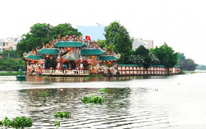 Ngôi miếu hơn 300 tuổi 'đeo' trên mình 100 con rồng giữa lòng sông Sài Gòn