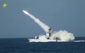 Tàu tấn công nhanh BPS-500 độc nhất của HQVN bắn tên lửa trong hành tiến: Hình ảnh hiếm