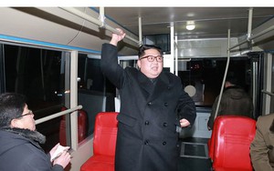 Ông Kim Jong-un và vợ ngồi xe điện dạo phố đêm Bình Nhưỡng