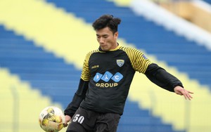 Thủ môn Tiến Dũng cùng đội tuyển U23 Việt Nam xuất hiện trong đề Văn và Tiếng Anh
