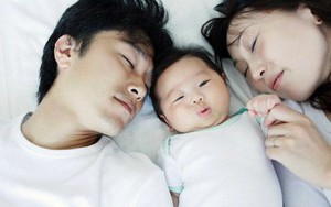 Trẻ sơ sinh ngủ cùng cha mẹ dễ tử vong do ngộp thở