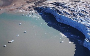 Dưới lớp băng khổng lồ ở Bắc Cực ẩn chứa 1 chất cực độc, nếu thoát ra bên ngoài toàn nhân loại sẽ bị đe dọa