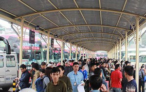Dân ùn ùn kéo ra các bến xe, giao thông Hà Nội lại quá tải