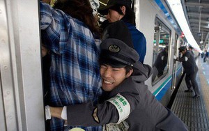 Những Oshiya hành nghề cực lạ ở Nhật Bản: Ngày làm việc 90 phút, công việc chỉ là "nhồi" càng nhiều khách lên tàu điện càng tốt