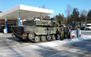 Khoảnh khắc thú vị: Xe tăng Leopard 2A4 vào trạm xăng để tiếp nhiên liệu