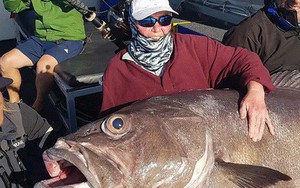 Cụ bà 68 tuổi câu được cá "quái vật" gần 130 kg