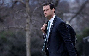 Trợ lý riêng của ông Trump đột ngột bị an ninh đưa ra khỏi Nhà Trắng
