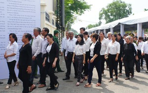 Người dân vượt đường xa đến viếng nguyên Thủ tướng Phan Văn Khải trong đêm