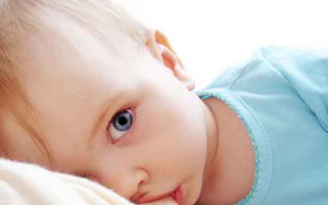 Mẹ ăn nhiều giai đoạn cho con bú có thể khiến trẻ dậy thì sớm