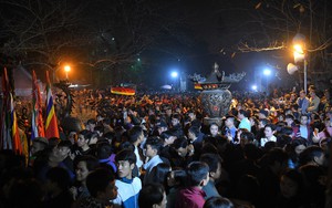 Dân trèo rào, vượt tường xô đẩy vào đền Trần dâng lễ cầu lộc trong đêm