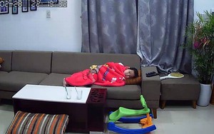 Hình ảnh chị cô đơn nằm ở phòng khách đợi mẹ ru em khiến trái tim mẹ 2 con nhói đau, câu chuyện phía sau còn thú vị hơn