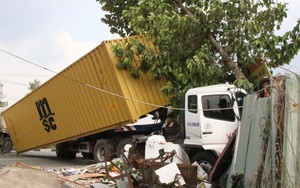 Xe container lao như tên qua dải phân cách, húc văng ô tô tải lên vỉa hè